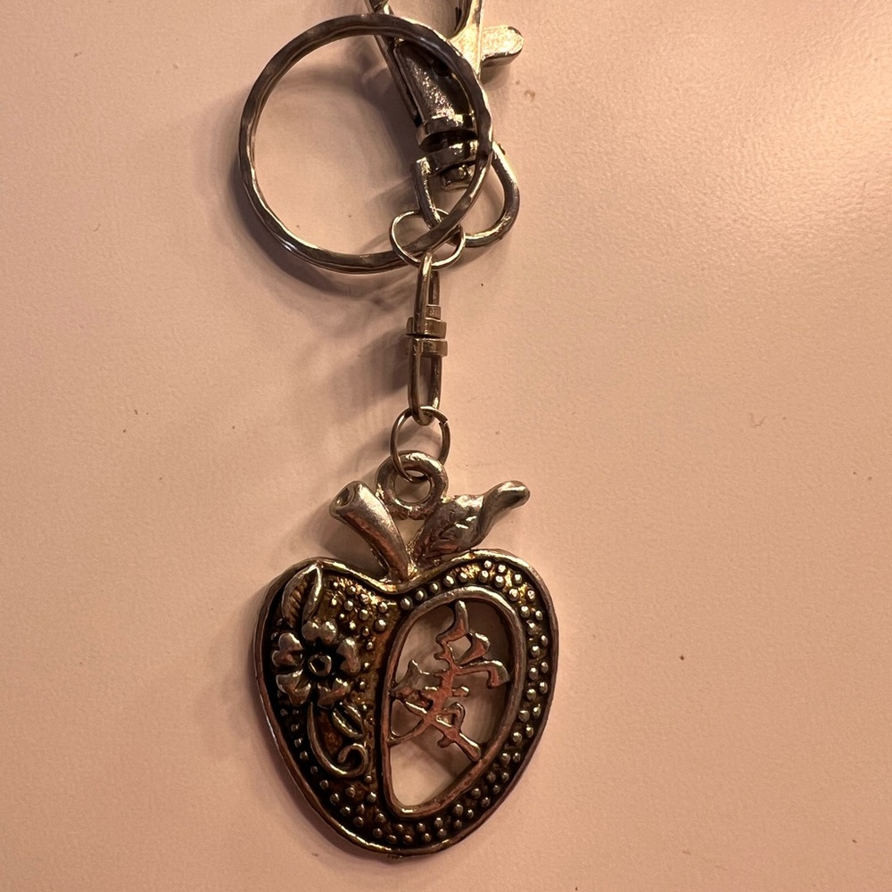 Chic Silver Heart Keychain with Floral Accent
